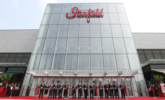 9일 오전 경기도 하남시 스타필드 하남에서 열린 개장 기념행사에서 정용진 신세계 부회장, 로버트 터브먼 터브먼사 회장을 비롯한 내빈들이 테이프 커팅을 하고 있다.